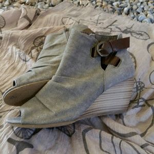 NWT Blowfish Peep-Toe Wedge Booties